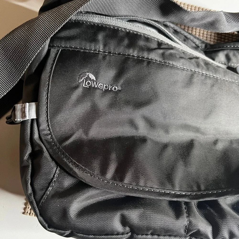 Lowepro StreamLine 150 Black Nylon Camera Shoulder Bag Crossbody Messenger